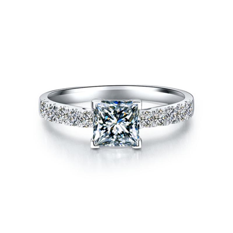 Test Positive 1CT 6X6MM D-E Princess Cut Moissanite Diamond Ring S925 Engagement Jewelry for Women
Test Positive 1CT 6X6MM D-E Princess Cut Moissanite Diamond Ring S925 Engagement Jewelry for Women