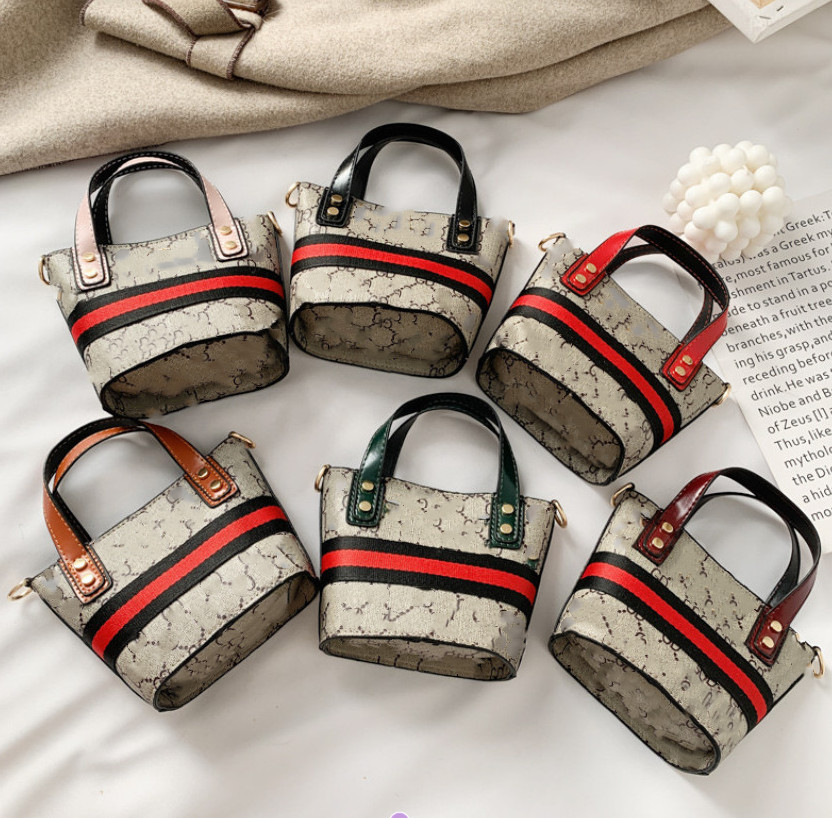 Luxurys Designers Bags 2021 Kids Letter Printed Handbags Lady style children Stripe Strap Messenger bag Girls One-shoulder Bags A5477, Black
Luxurys Designers Bags 2021 Kids Letter Printed Handbags Lady style children Stripe Strap Messenger bag Girls One-shoulder Bags A5477, Black