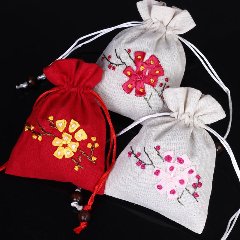 Hand Ribbon Embroidery plum blossom Small Gift Bag Christmas Packaging Bag Cotton Linen Jewelry Pouch Favor Bags 10pcs
Hand Ribbon Embroidery plum blossom Small Gift Bag Christmas Packaging Bag Cotton Linen Jewelry Pouch Favor Bags 10pcs