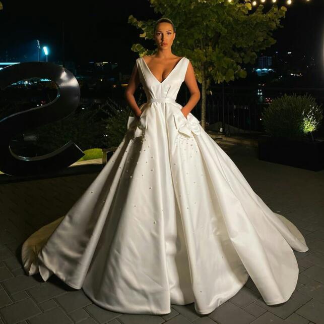 Warm Wedding Dresses V Neck Sleeveless with Pockets Bridal Dress Custom Made Bow Beads Wedding Gowns