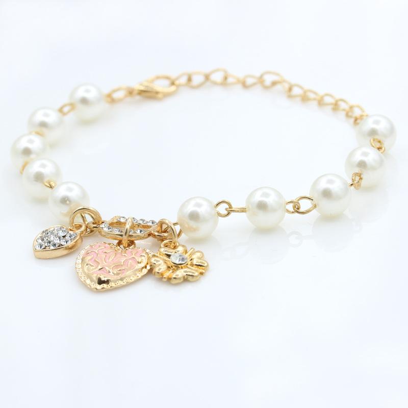 Fashion Peach Heart Flower Golden Bracelet Korean Shiny Zircon Letter D Pearl Bracelet Jewelry Wholesale Party Gift
Fashion Peach Heart Flower Golden Bracelet Korean Shiny Zircon Letter D Pearl Bracelet Jewelry Wholesale Party Gift