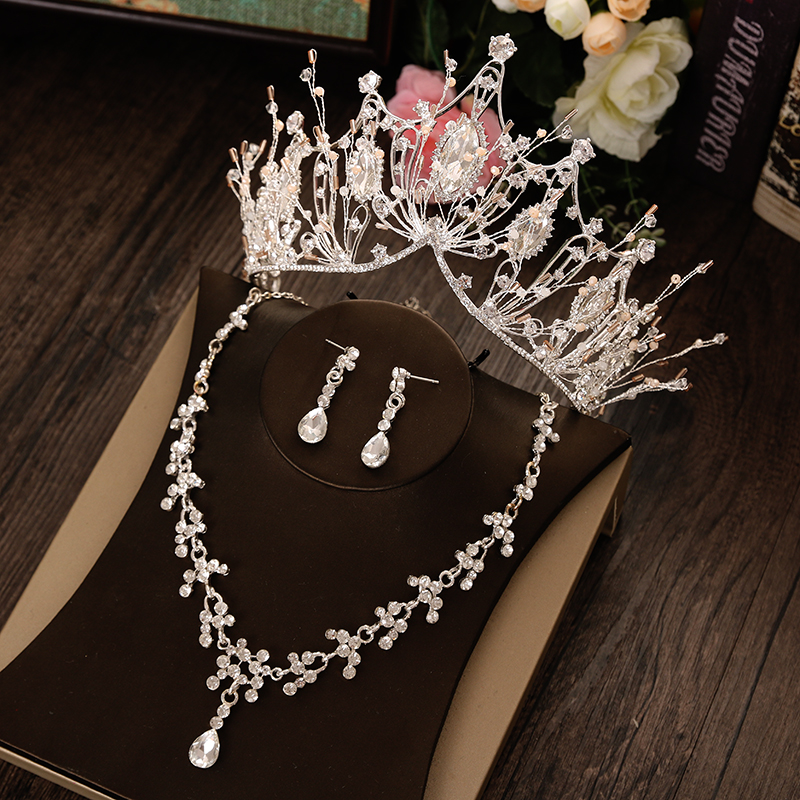 Hot Sale Luxury Bride Crown Headdress Golden Atmosphere Wedding Dress Necklace Earrings Three-piece Wedding Accessories Fine jewelry
Hot Sale Luxury Bride Crown Headdress Golden Atmosphere Wedding Dress Necklace Earrings Three-piece Wedding Accessories Fine jewelry