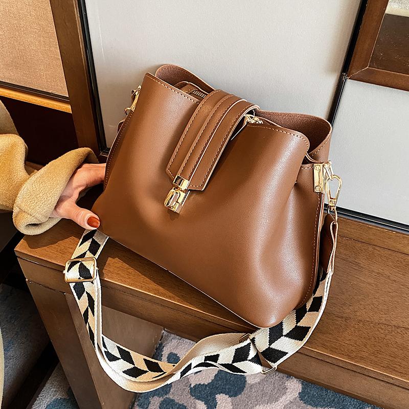 Fashion Brand Design Large Bucket Women Shoulder Crossbody Bags 2021 New Wide Strap Ladies Shoulder Messenger Bags Female Purses, Black
Fashion Brand Design Large Bucket Women Shoulder Crossbody Bags 2021 New Wide Strap Ladies Shoulder Messenger Bags Female Purses, Black