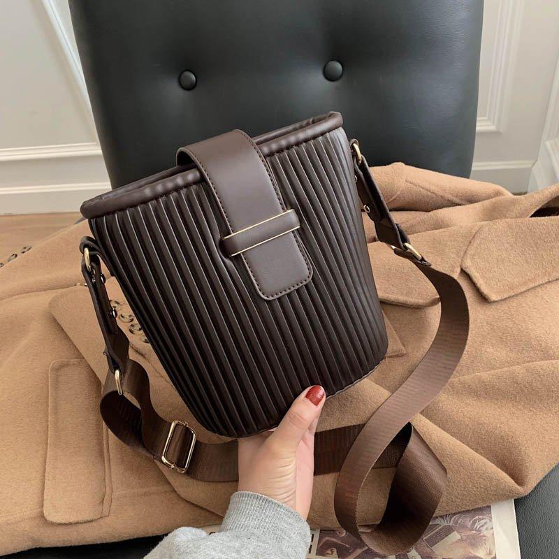 Bucket Bag for Women 2021 Messenger Bags for Girls Vintage Shoulder Bag Sac Luxury Crossbody Bags New Handbag Small, Black
Bucket Bag for Women 2021 Messenger Bags for Girls Vintage Shoulder Bag Sac Luxury Crossbody Bags New Handbag Small, Black