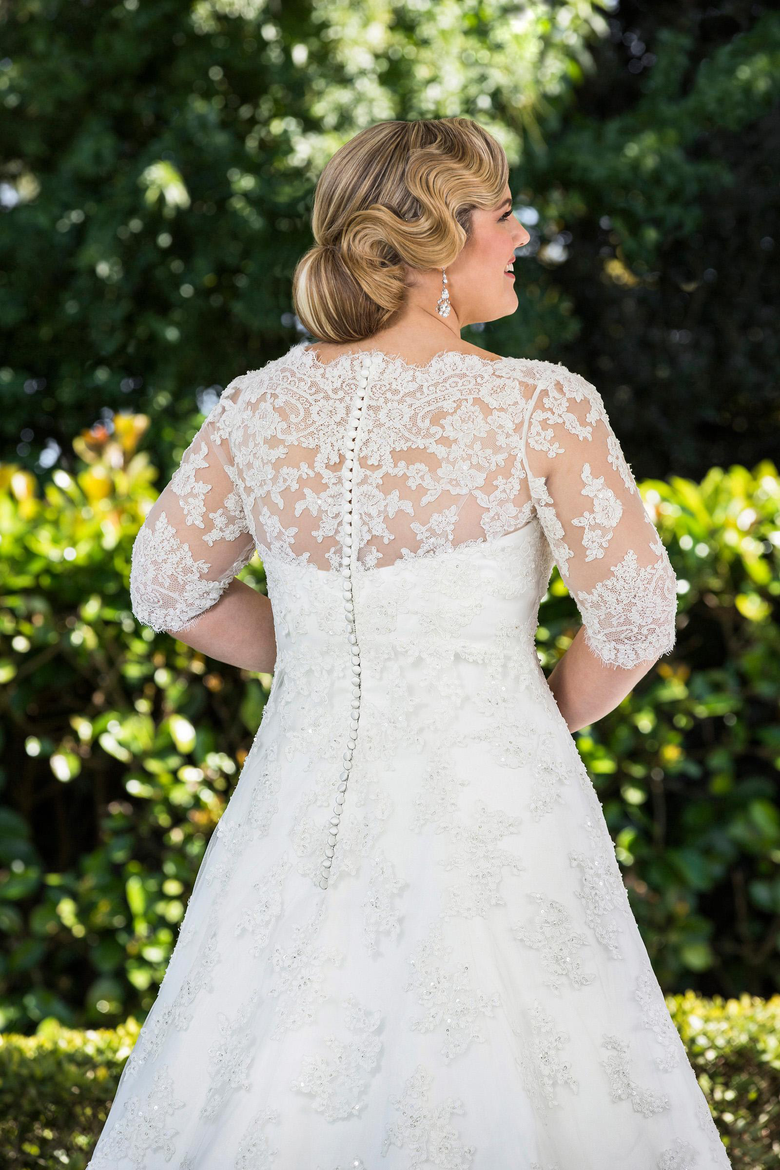 Plus Size A Line Lace Wedding Dresses With Half Sleeves 2022 New Arrival Sheer Long Princess Bridal Gowns W1355 Winter Crystal Appliques Hot