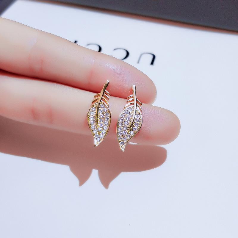 JUWANG Vintage Luxury Brincos Gold Color Earring For Women Cubic Zirconia Leaves Stud Earrings Jewerly Oorbellen Piercing
JUWANG Vintage Luxury Brincos Gold Color Earring For Women Cubic Zirconia Leaves Stud Earrings Jewerly Oorbellen Piercing