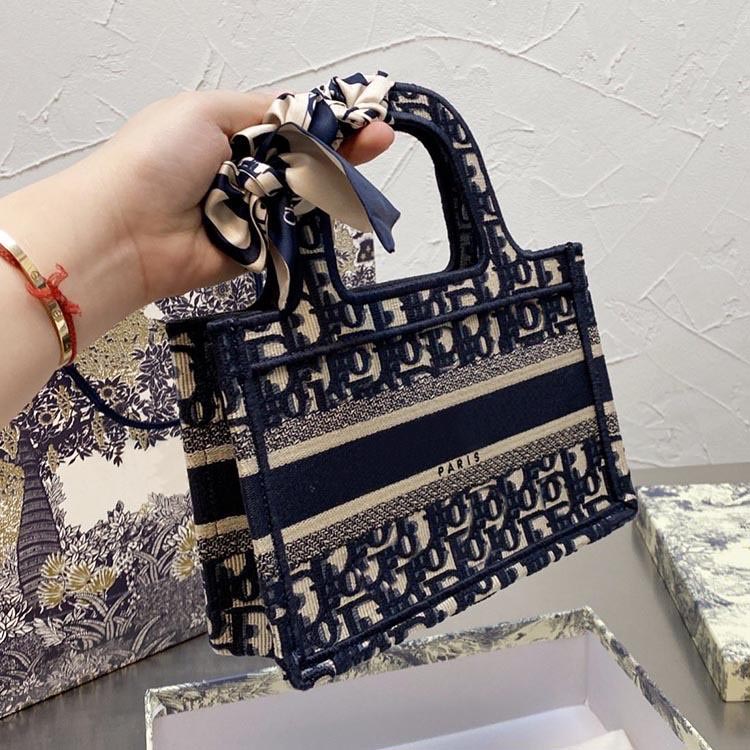 3D Embroidery MINI Tote Handbag Luxury Brand Designer Girls Shopping Bag Fashion Woman Canvas Shoulder Bags Purse with silk scarf 0481
3D Embroidery MINI Tote Handbag Luxury Brand Designer Girls Shopping Bag Fashion Woman Canvas Shoulder Bags Purse with silk scarf 0481
