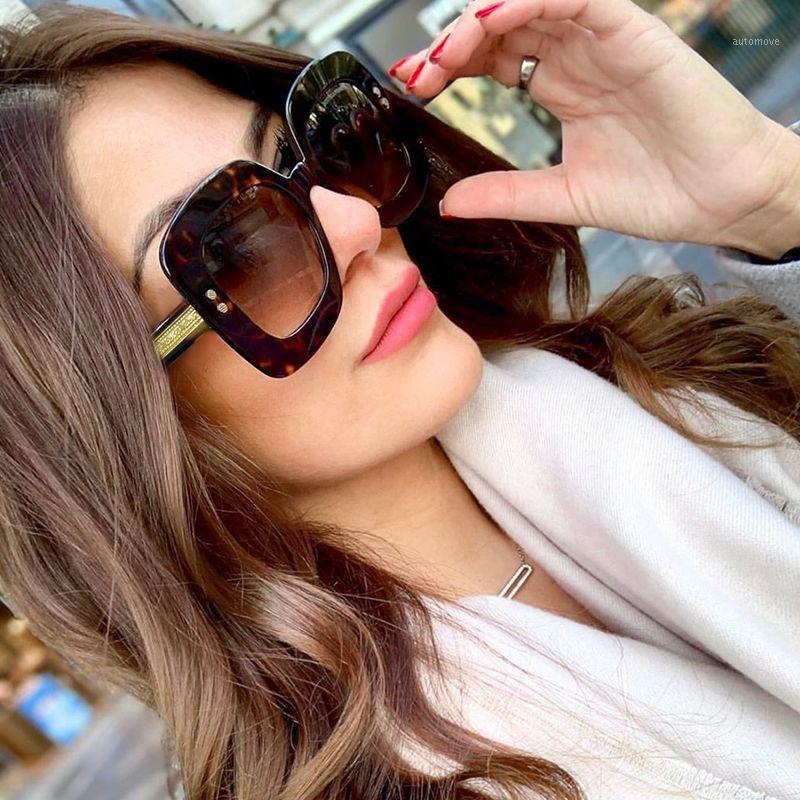 2020 Fashion Famous Designer Vintage Oversized Square Sunglasses Women Rivet Frame CP Metal Leg Sun Glasses UV4001
2020 Fashion Famous Designer Vintage Oversized Square Sunglasses Women Rivet Frame CP Metal Leg Sun Glasses UV4001