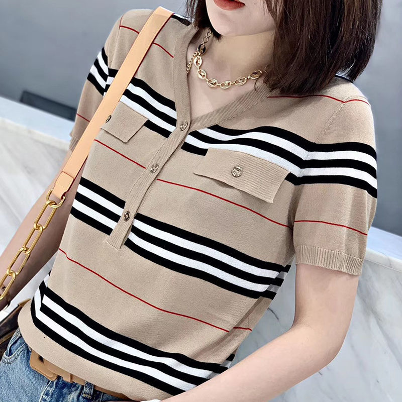 2021 New Female Stripe Releases Shirt Spring Neckline in Background Fine Tides Sweater Simple Seam Short Joker Top 1X1H, Khaki.
2021 New Female Stripe Releases Shirt Spring Neckline in Background Fine Tides Sweater Simple Seam Short Joker Top 1X1H, Khaki.