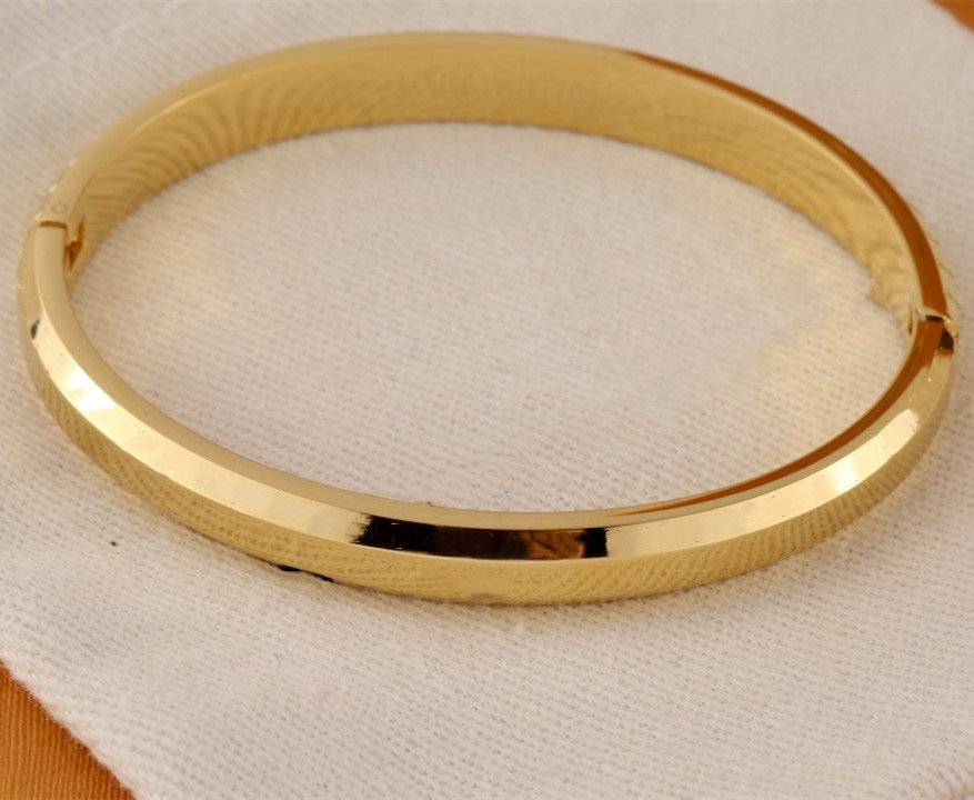 Letter Bangles Printing Bracelet New Fashion Bracelets High Quality Titanium Steel Elegant Shape Oval Jewelry Supply LinkB
Letter Bangles Printing Bracelet New Fashion Bracelets High Quality Titanium Steel Elegant Shape Oval Jewelry Supply LinkB