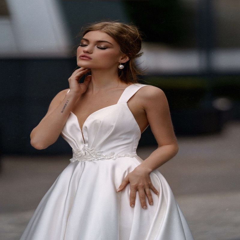 Gorgeous Wedding Dresses Spaghetti Sleeveless Lace Applique Beads A-line Bridal Gowns Sweep Train Sexy Backless Custom Made Wedding Dress