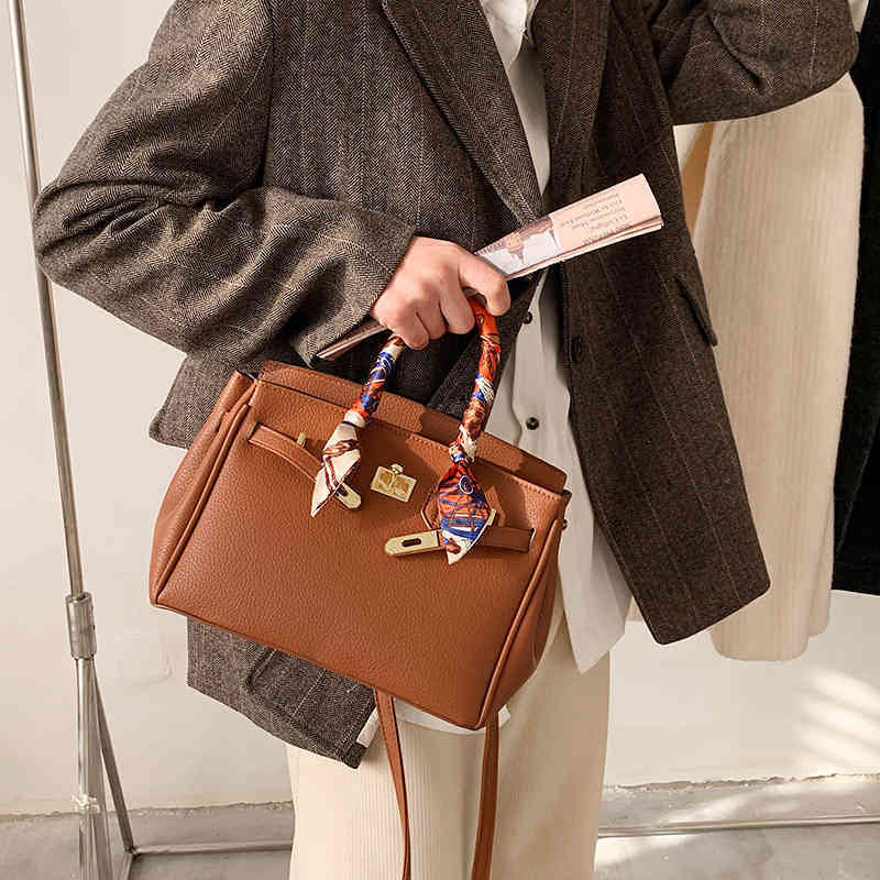 2022 Latest Models handbag wholesale Beibei versatile medium 25 portable single shoulder diagonal, White
2022 Latest Models handbag wholesale Beibei versatile medium 25 portable single shoulder diagonal, White