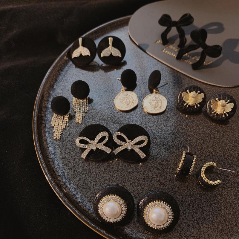 Fall Winter Style Black Women's Stud Earrings Advanced Temperament Long Earring Fashion Jewelry Sweet Girl Gift Party Eardrop
Fall Winter Style Black Women's Stud Earrings Advanced Temperament Long Earring Fashion Jewelry Sweet Girl Gift Party Eardrop