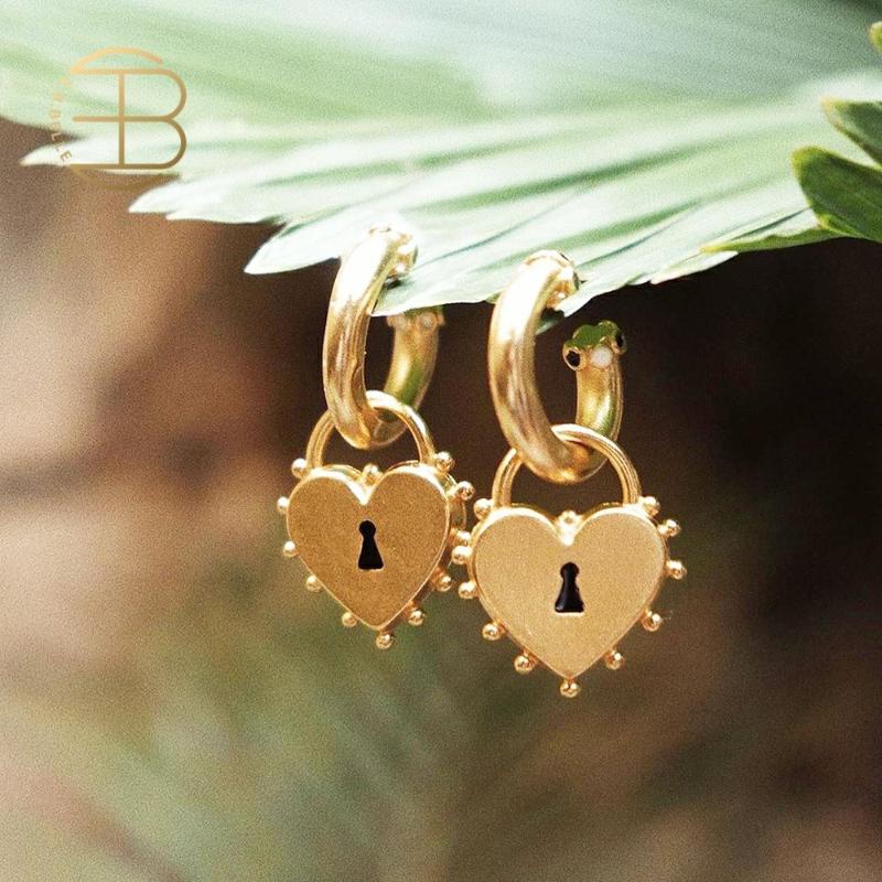 2020 New Fashion Gold Color Irregular Chunky Loop Lock Shape Heart Charm Small Hoop Earrings For Women Female Gold Earring
2020 New Fashion Gold Color Irregular Chunky Loop Lock Shape Heart Charm Small Hoop Earrings For Women Female Gold Earring
