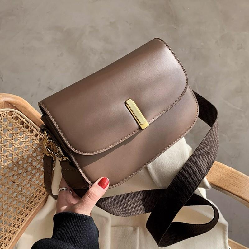 Women Simple Wide Shoulder Strap Bag Leather Messenger Handbag Female Hot Sale Solid Color Small Flap Crossbody Bag, Black
Women Simple Wide Shoulder Strap Bag Leather Messenger Handbag Female Hot Sale Solid Color Small Flap Crossbody Bag, Black