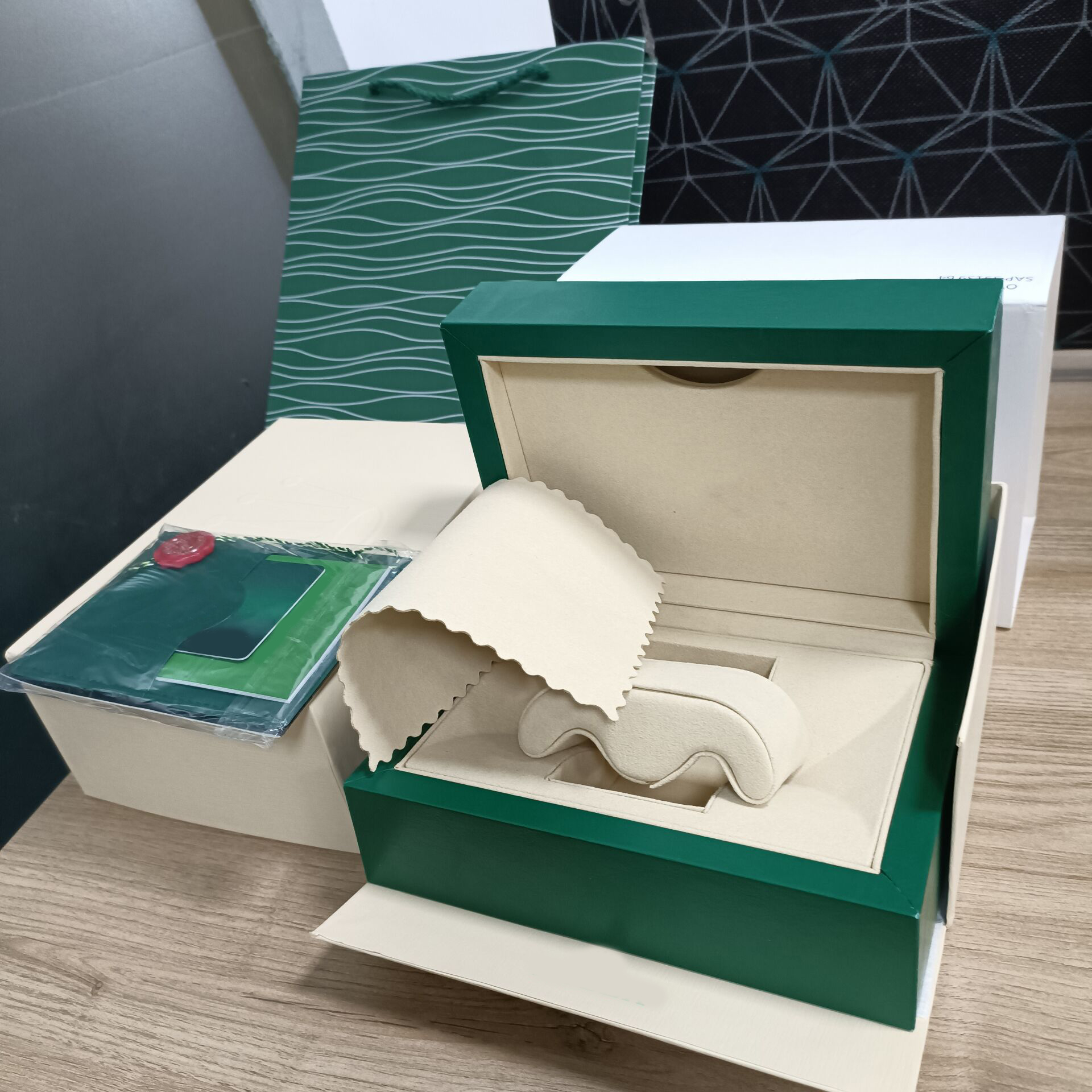 High quality classic watch boxes women's watches surprise gift mysterious box handbag certificate manual card Accessories Cases 279171 279381 279171
High quality classic watch boxes women's watches surprise gift mysterious box handbag certificate manual card Accessories Cases 279171 279381 279171