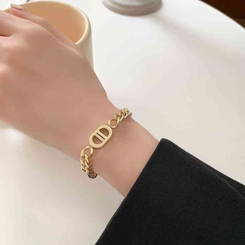 Luxury Designer 2022 Hip Hop Trendy Simple Letter d Choker Titanium Steel Exaggerate Chain Bracelet for Women Man Jewelry Gifts
Luxury Designer 2022 Hip Hop Trendy Simple Letter d Choker Titanium Steel Exaggerate Chain Bracelet for Women Man Jewelry Gifts