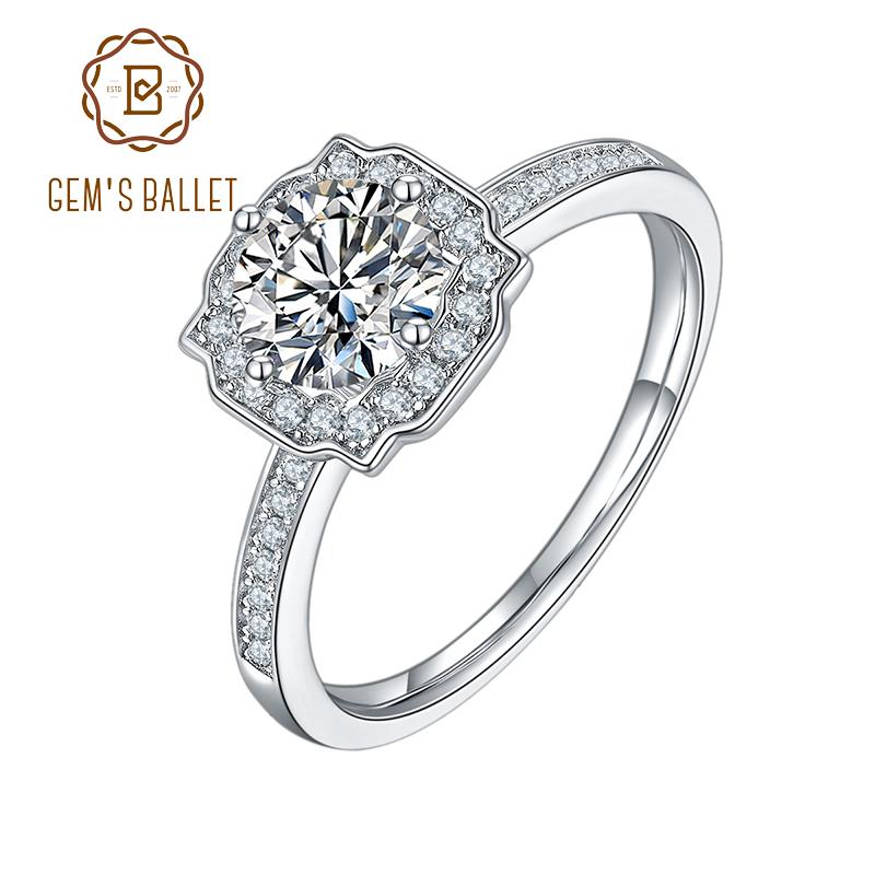GEM'S BALLET 1Ct Round Moissanite Stone Halo Ring For Women 925 Sterling Silver Classic Diamond Jewelry Wedding Anniversary Ring
GEM'S BALLET 1Ct Round Moissanite Stone Halo Ring For Women 925 Sterling Silver Classic Diamond Jewelry Wedding Anniversary Ring