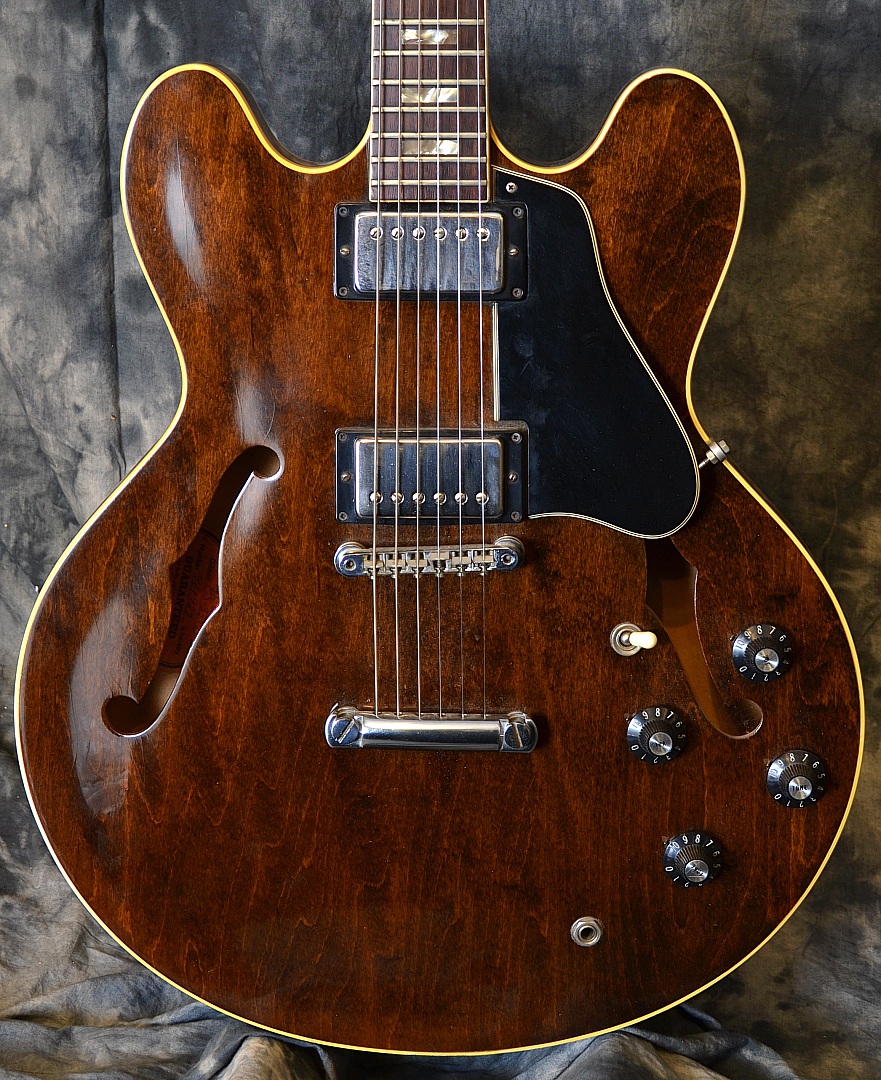 Custom Shop 355 Walnut Brown 1972 Semi Hollow Body Jazz Electric Guitar Black Pickguard, Cream Yellow Binding, Pearl Block Inlays
Custom Shop 355 Walnut Brown 1972 Semi Hollow Body Jazz Electric Guitar Black Pickguard, Cream Yellow Binding, Pearl Block Inlays