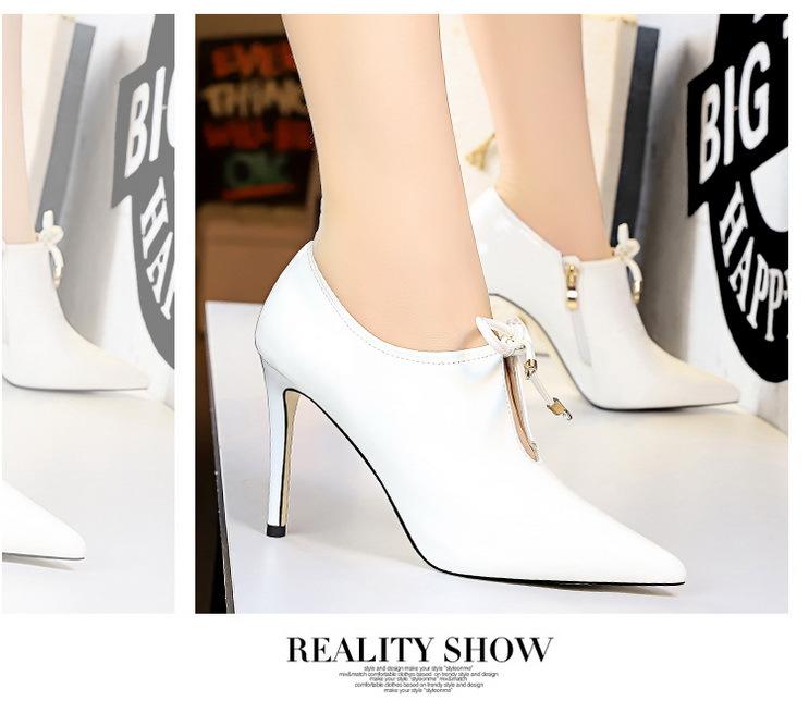 European and American fashion high-heeled patent leather pointed strap V-shaped mouth hollow sexy nightclub was thin deep mouth, As pic 
European and American fashion high-heeled patent leather pointed strap V-shaped mouth hollow sexy nightclub was thin deep mouth, As pic