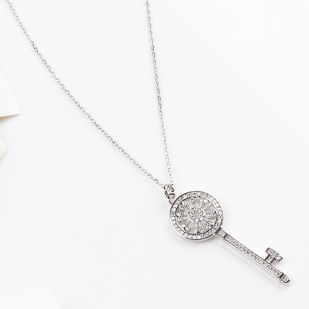 Luxurys Designers Fashion Dz040 zircon hollowed out Chinese style full diamond women's gold-plated small key long popular Pendant
Luxurys Designers Fashion Dz040 zircon hollowed out Chinese style full diamond women's gold-plated small key long popular Pendant