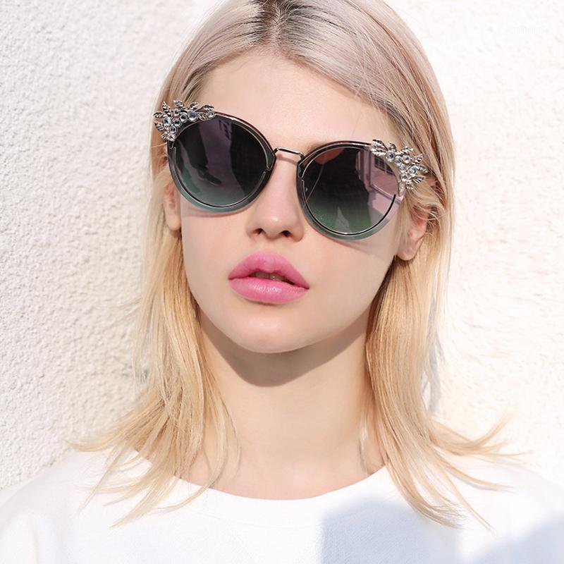 High Quality Rhinestone Sunglasses Women 2020 Design Flower Vintage Sun Glasses Shades for Women Retro Sunglasses1
High Quality Rhinestone Sunglasses Women 2020 Design Flower Vintage Sun Glasses Shades for Women Retro Sunglasses1