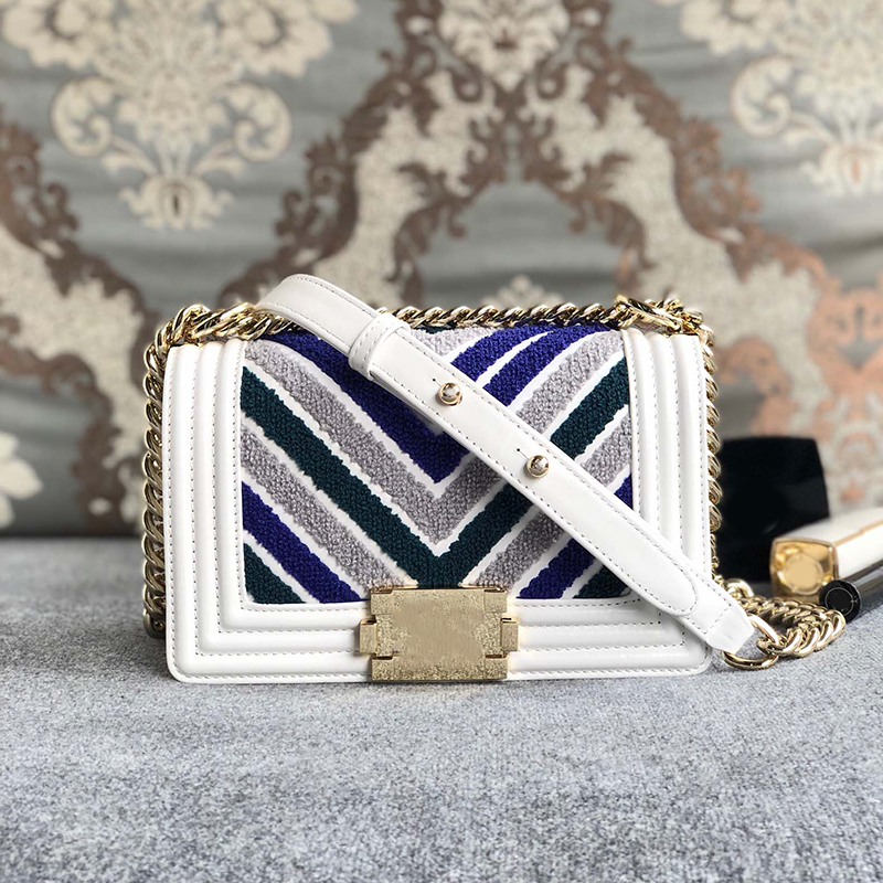 New limited edition women bags 001804 Calf leather patent shiny V stripe black silver gradient fashion bags Full of retro flavor perfect
New limited edition women bags 001804 Calf leather patent shiny V stripe black silver gradient fashion bags Full of retro flavor perfect