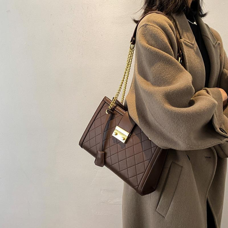 Retro texture bag female 2021 spring new diamond chain small square bag wild personality single shoulder messenger tide, Black
Retro texture bag female 2021 spring new diamond chain small square bag wild personality single shoulder messenger tide, Black