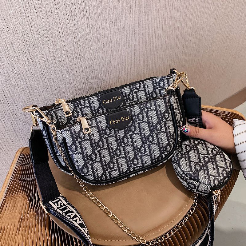 Ins super fire small women's 2021 new fashion versatile One Shoulder Messenger bag net red same letter three piece set
Ins super fire small women's 2021 new fashion versatile One Shoulder Messenger bag net red same letter three piece set