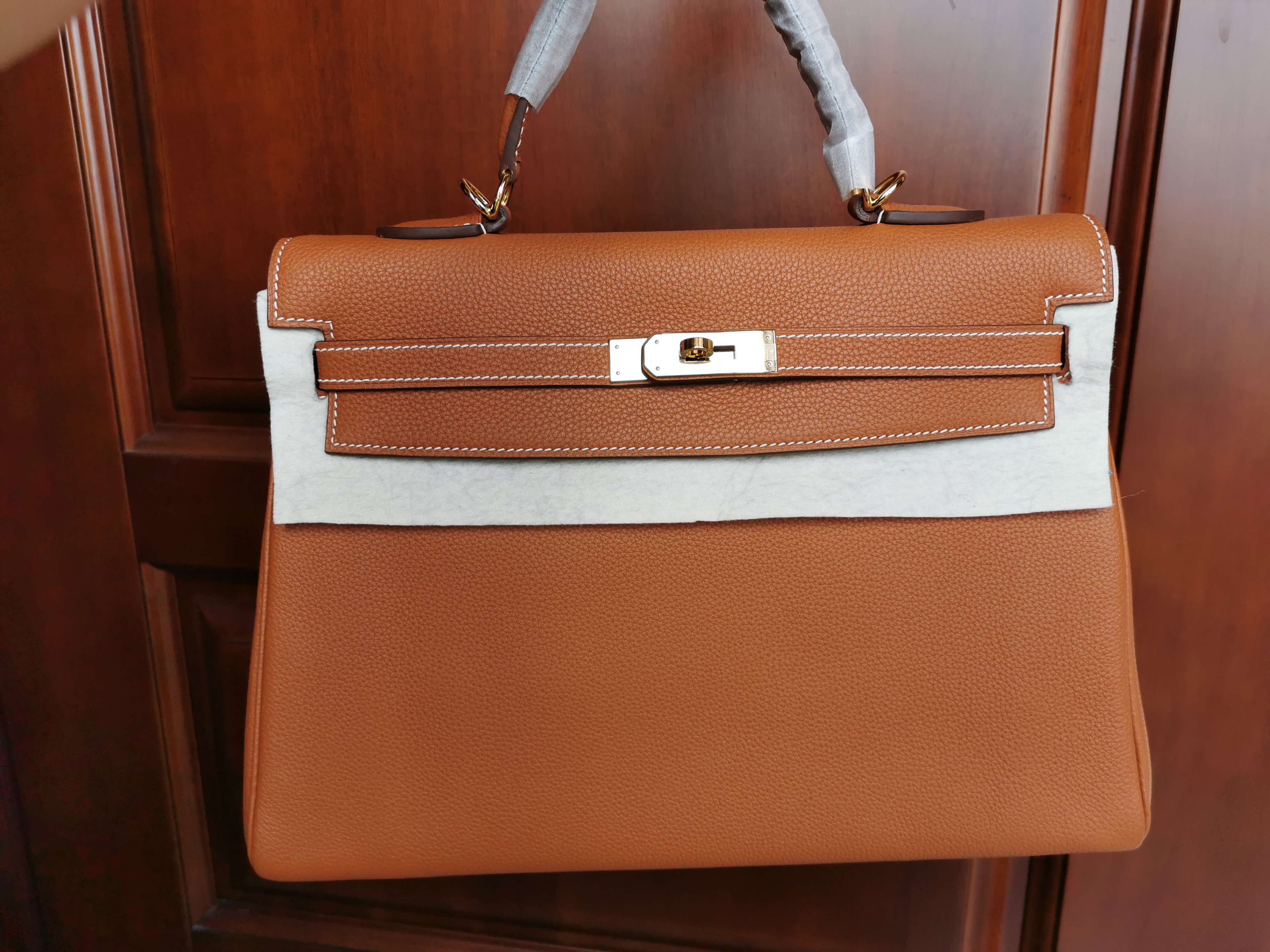 35cm brand purse,fully handmade quality,togo leather,brown color,wax line stitching,golden and silver hardware, by order only,dont have in stock
35cm brand purse,fully handmade quality,togo leather,brown color,wax line stitching,golden and silver hardware, by order only,dont have in stock