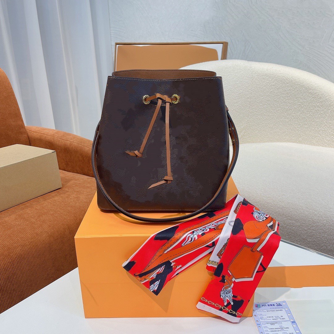 Luxurys designers Handbags Purses MONTIGNE Bag Women Tote Brand Letter Embossing Genuine Leather Shoulder Bags crossbody wallet luxurybag116, Invoices are not sold separately
Luxurys designers Handbags Purses MONTIGNE Bag Women Tote Brand Letter Embossing Genuine Leather Shoulder Bags crossbody wallet luxurybag116, Invoices are not sold separately