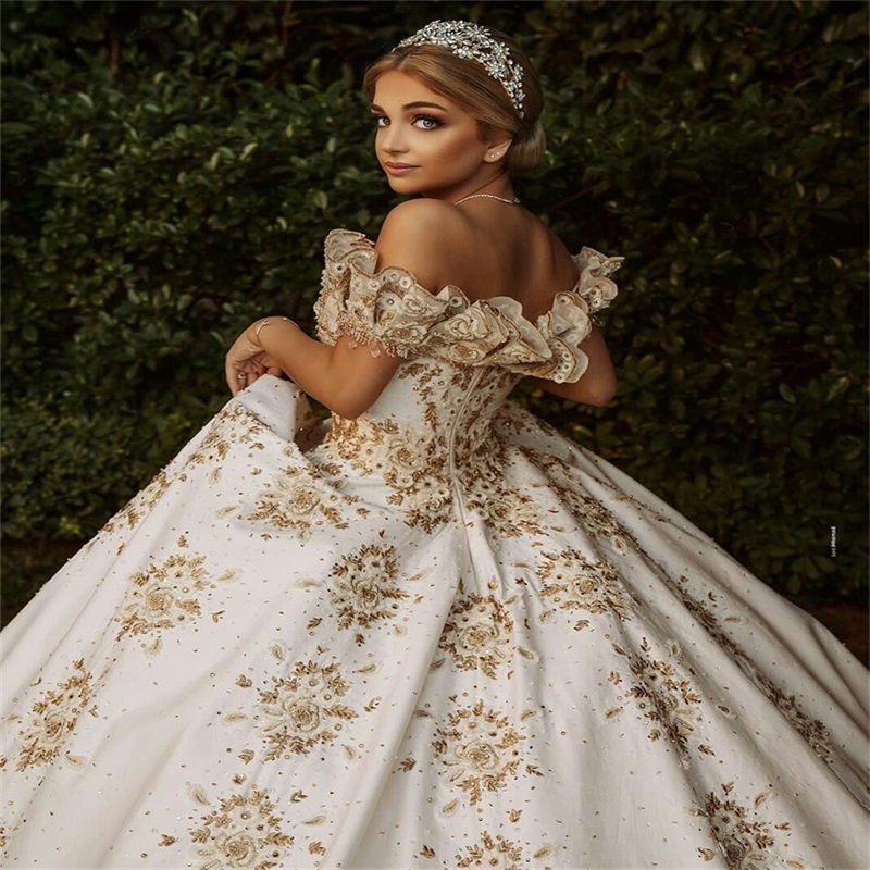 Gold Ball Gown Wedding Dresses Princess Appliqued Lace Sequins Beads Bridal Gowns Custom Made Ruched Satin Sweep Train Abiti Da Sposa
