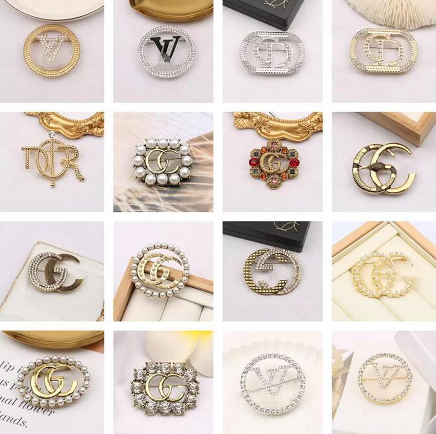 Wholesale Lots Mixed Random Send Brand Designer Letters Brooch Charm Famous Double Letters Tassel Pearl Luxury Couples Rhinestone Suit Pin Jewelry Accessories
Wholesale Lots Mixed Random Send Brand Designer Letters Brooch Charm Famous Double Letters Tassel Pearl Luxury Couples Rhinestone Suit Pin Jewelry Accessories