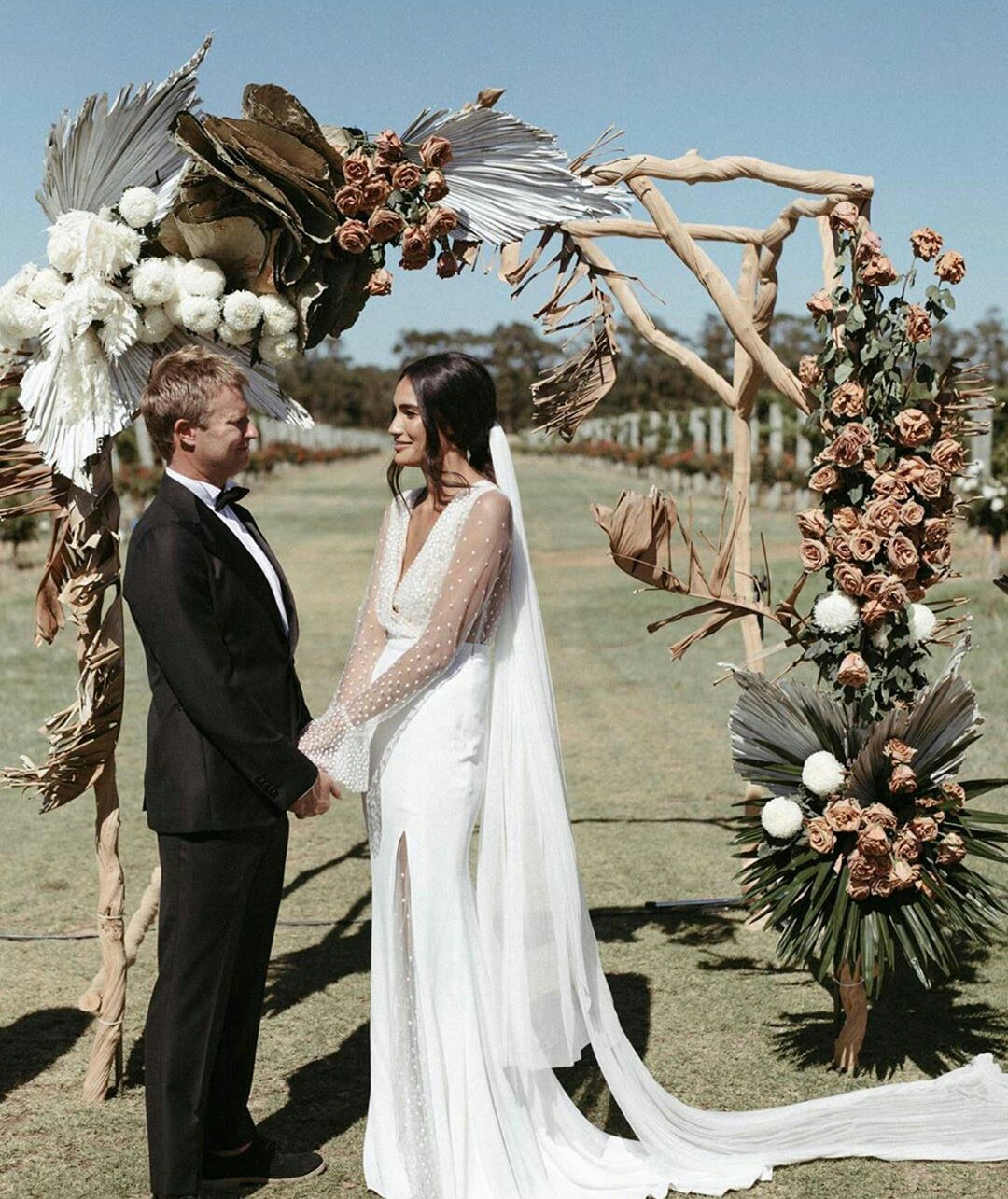 2021 Sexy Arabic Mermaid Wedding Dresses Illusion Deep V Neck Long Sleeve Side Split Beach Bridal Gowns Vestidos de novia