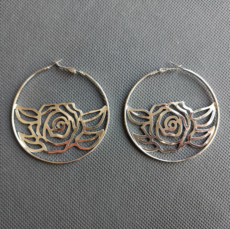 New Fashion Silver Color Alloy Flower Hoop Earrings for Women Lover Rose Earrings Jewelry Accessory Dancer Party Gift
New Fashion Silver Color Alloy Flower Hoop Earrings for Women Lover Rose Earrings Jewelry Accessory Dancer Party Gift