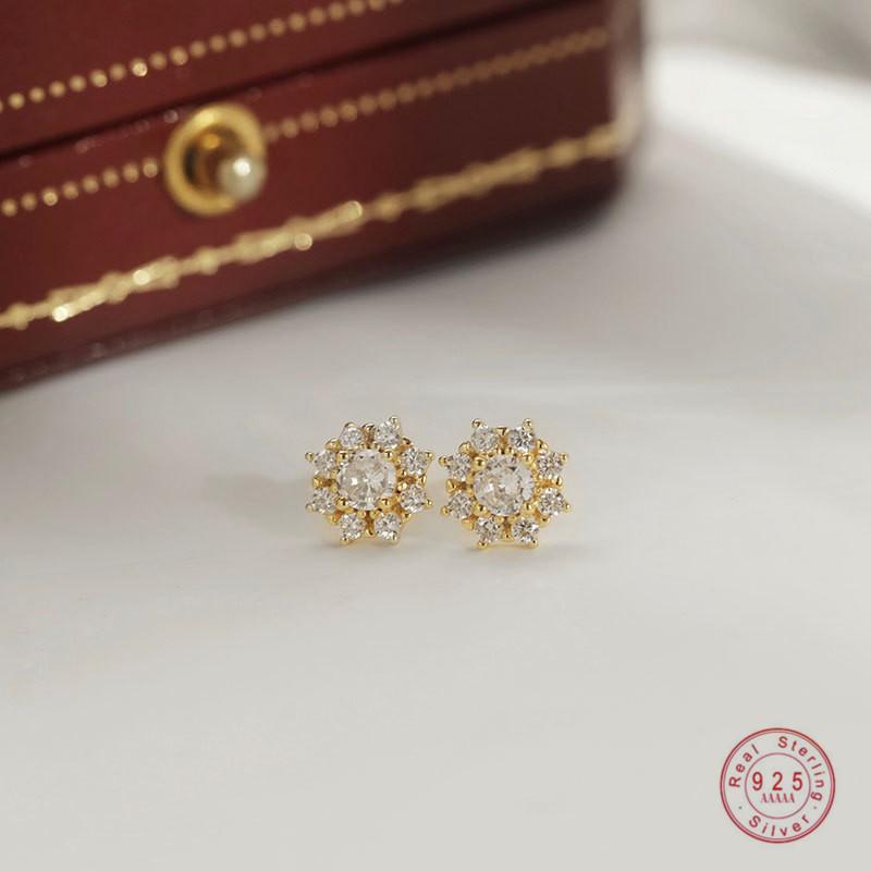 925 Sterling Silver French Simple Little Sun Stud Earrings Women Pavé Sparkling Crystal Light Luxury Wedding Jewelry Accessories
925 Sterling Silver French Simple Little Sun Stud Earrings Women Pavé Sparkling Crystal Light Luxury Wedding Jewelry Accessories