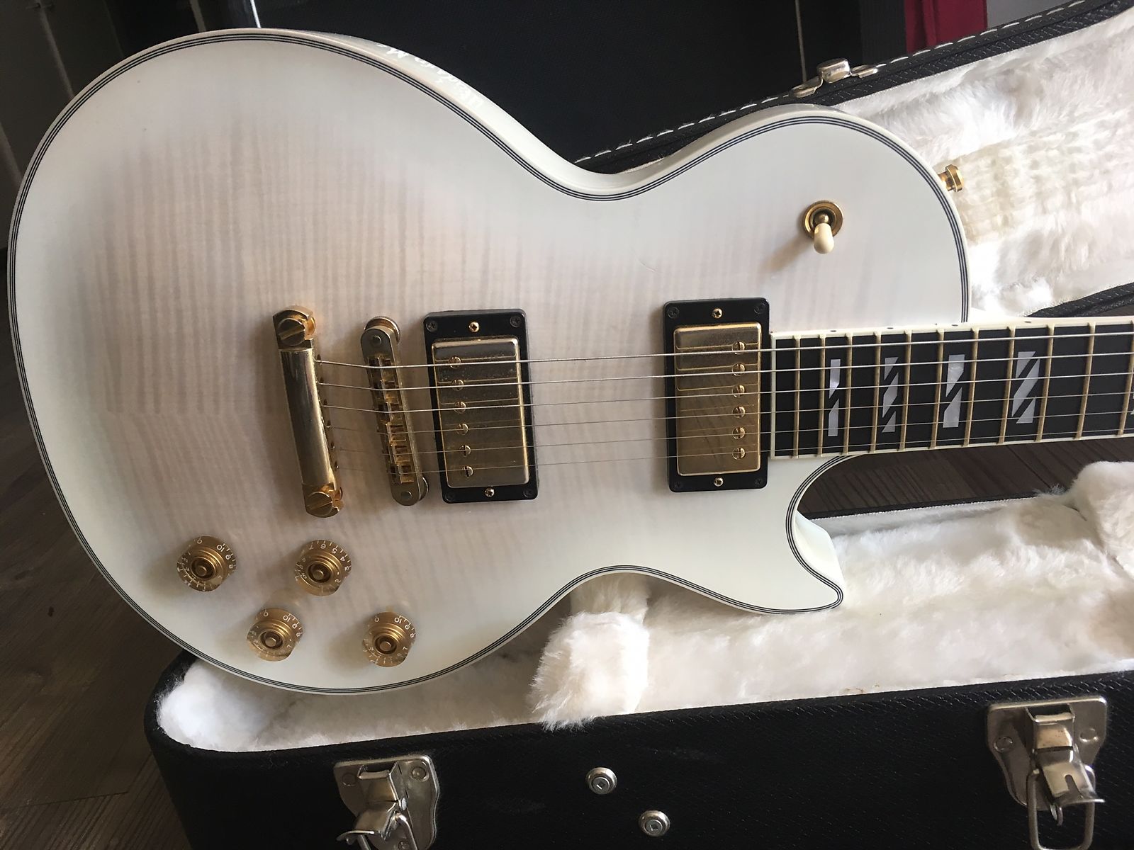 Custom Shop 1959 VOS White Sup Electric Guitar Tiger Flame Maple Top & Back, Split Block MOP Inlay, Globe Headstock Inlay, Gold Hardware
Custom Shop 1959 VOS White Sup Electric Guitar Tiger Flame Maple Top & Back, Split Block MOP Inlay, Globe Headstock Inlay, Gold Hardware