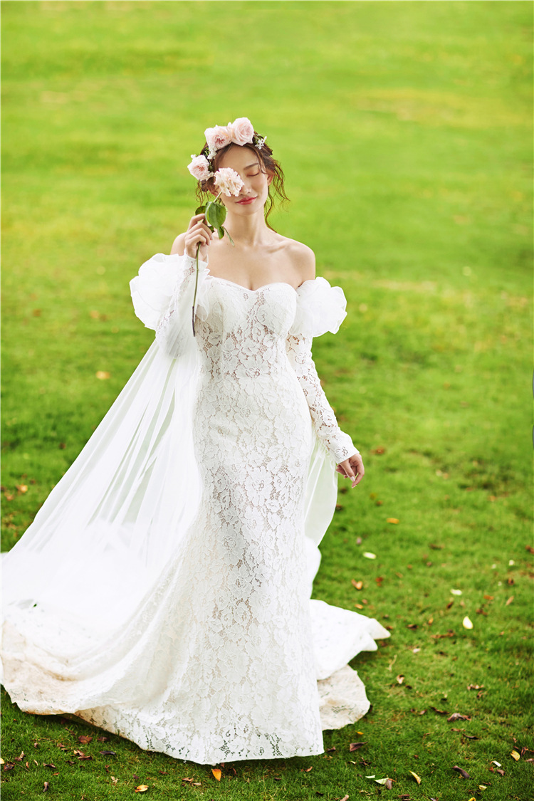 Fashion A Line Wedding Dresses Off-shouder Long-sleeves Custom made Appliqued Lace Princess Bridal Gowns Glitter Sweep Train Robes De Mariée