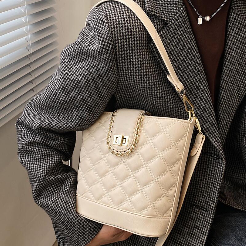 High sense of retro rhombic bucket bag 2021 new fashion winter women's designer one shoulder wide shoulder strap messenger bag, Black
High sense of retro rhombic bucket bag 2021 new fashion winter women's designer one shoulder wide shoulder strap messenger bag, Black