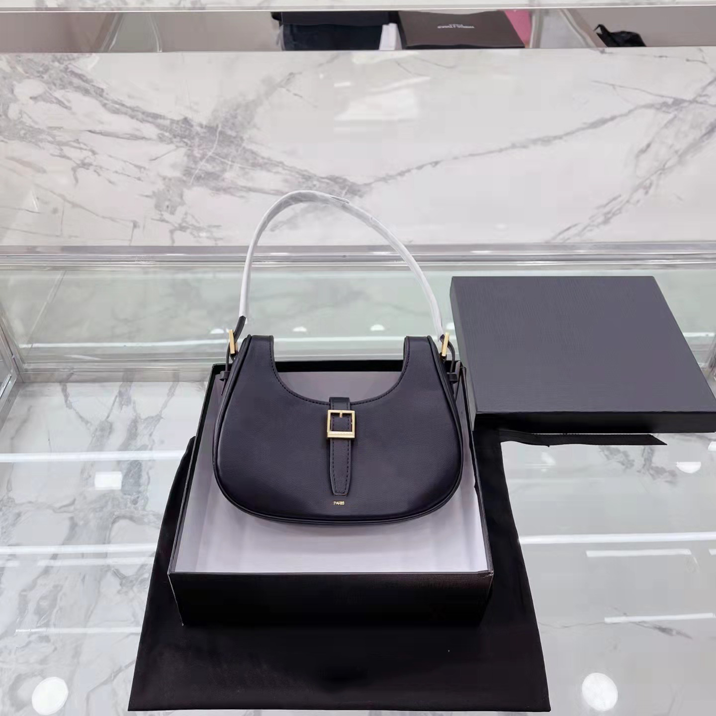 Luxurys Designers fashion bags handbag women leather shoulder bag large capacity chain messenger pillow handbags High grade versatile texture Lady purse nice, White
Luxurys Designers fashion bags handbag women leather shoulder bag large capacity chain messenger pillow handbags High grade versatile texture Lady purse nice, White