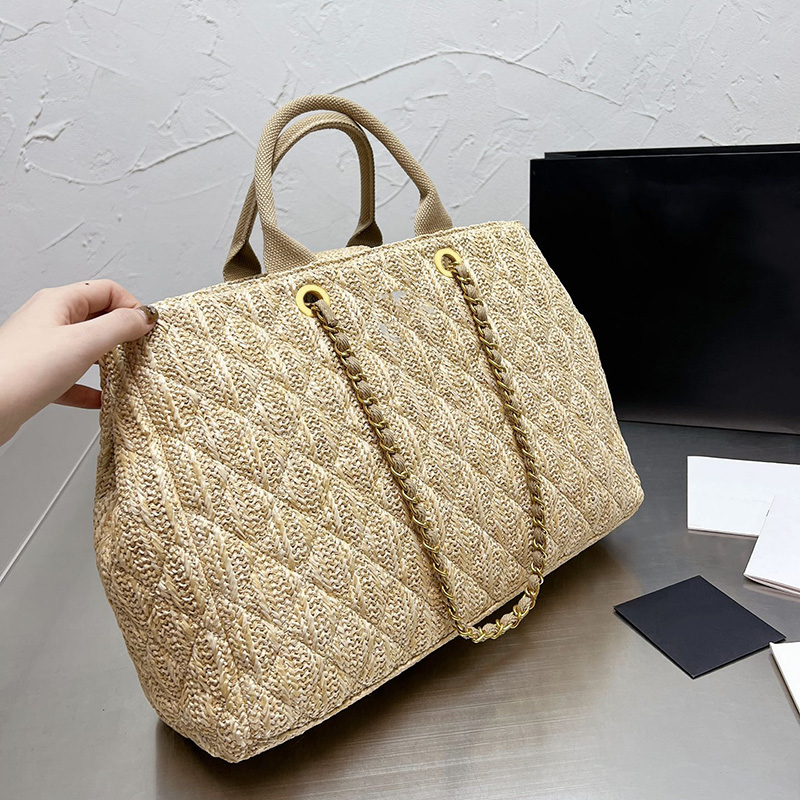 2022Ss Summer Classic Large Capacity Straw Beach Bags Quilted Top Handle Totes Gold Hardware Matelasse Chain Shoulder Luggage Luxury Designer Handbags 37*29cm, Beige
2022Ss Summer Classic Large Capacity Straw Beach Bags Quilted Top Handle Totes Gold Hardware Matelasse Chain Shoulder Luggage Luxury Designer Handbags 37*29cm, Beige