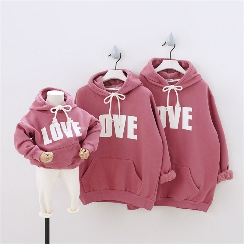 Family Matching Sweaters Autumn Winter Mother Daughter Son Love Letter Print Sweatshirts Family Look Fur Clothing Warm Clothes 201104
Family Matching Sweaters Autumn Winter Mother Daughter Son Love Letter Print Sweatshirts Family Look Fur Clothing Warm Clothes 201104