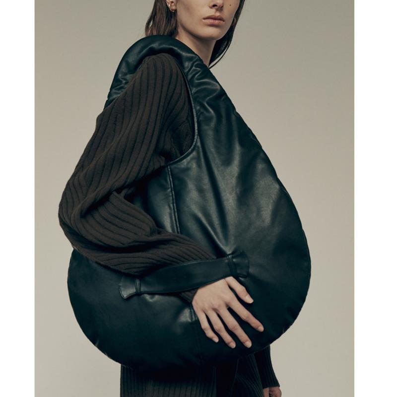 Spring 2021 New Dual-purpose Round Large Capacity Underarm Bag Single Shoulder Simple Soft Women Handbag E102, Black
Spring 2021 New Dual-purpose Round Large Capacity Underarm Bag Single Shoulder Simple Soft Women Handbag E102, Black