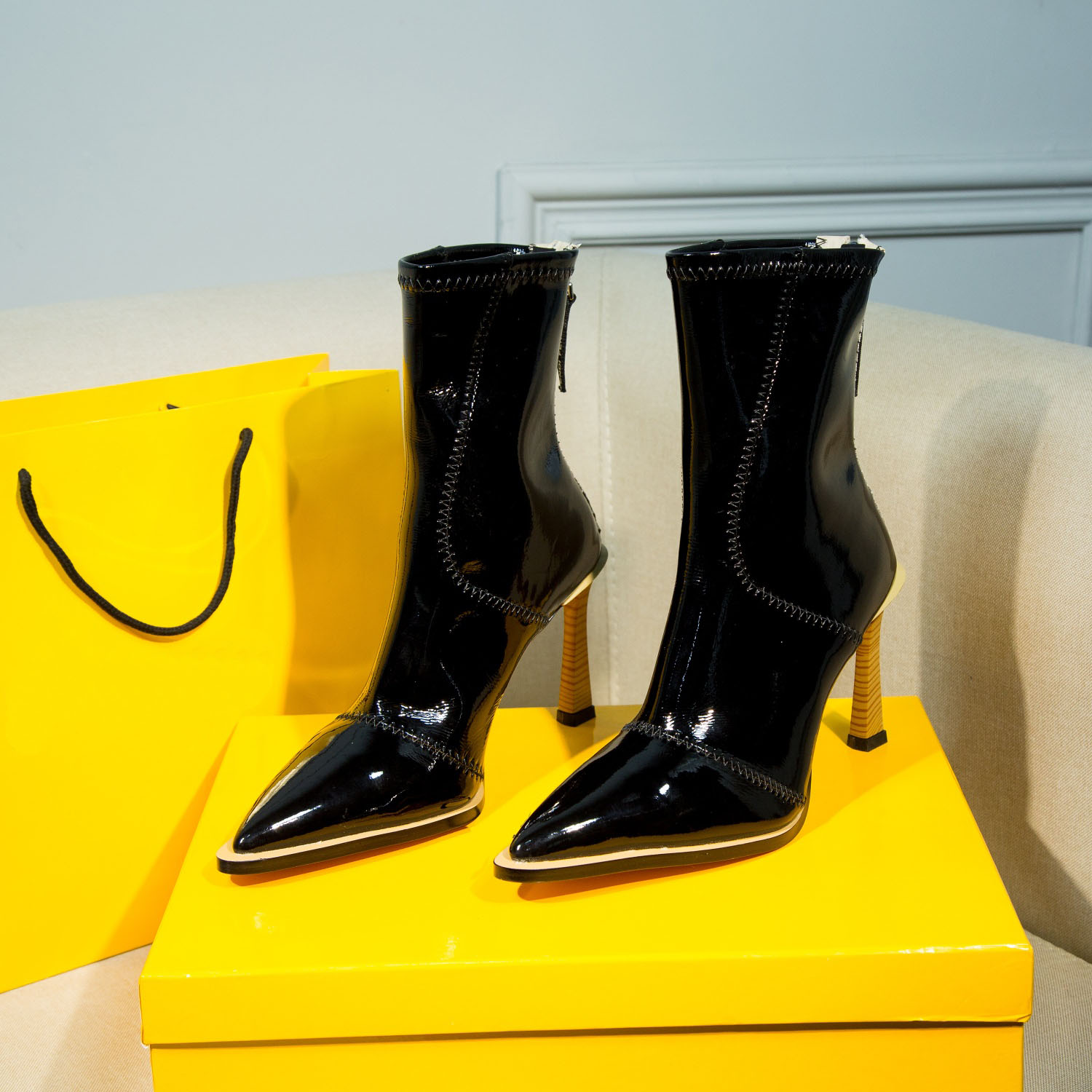 Designer autumn and winter new top quality womens camping boots fashion leather short zipper thin high heels pointed head really sexy matching shoebox, Extra shoebox
Designer autumn and winter new top quality womens camping boots fashion leather short zipper thin high heels pointed head really sexy matching shoebox, Extra shoebox