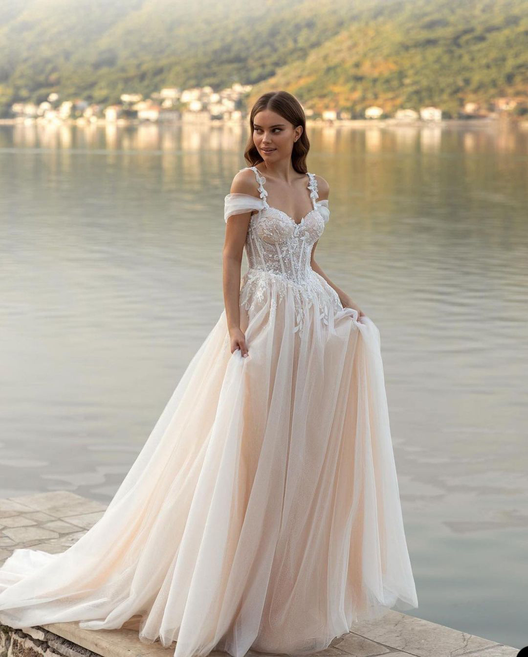 Princess Wedding Dress Deep V Neck Spaghetti Straps Bridal Gowns Lace Appliques Back Zipper Floor Length Robe de mariee