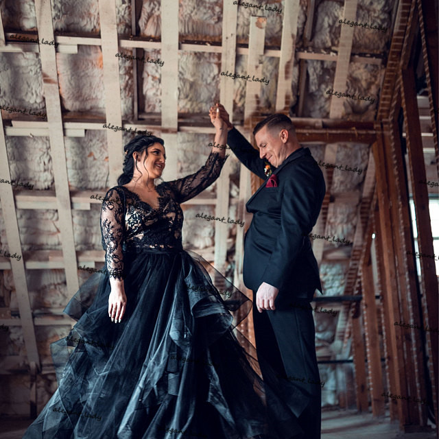 Swan Black Gothic Engagement Wedding Dresses 2021 Waves Horsehair Skirt Albertine Lace Top Bohemian Long Sleeve Beach Bridal Gowns