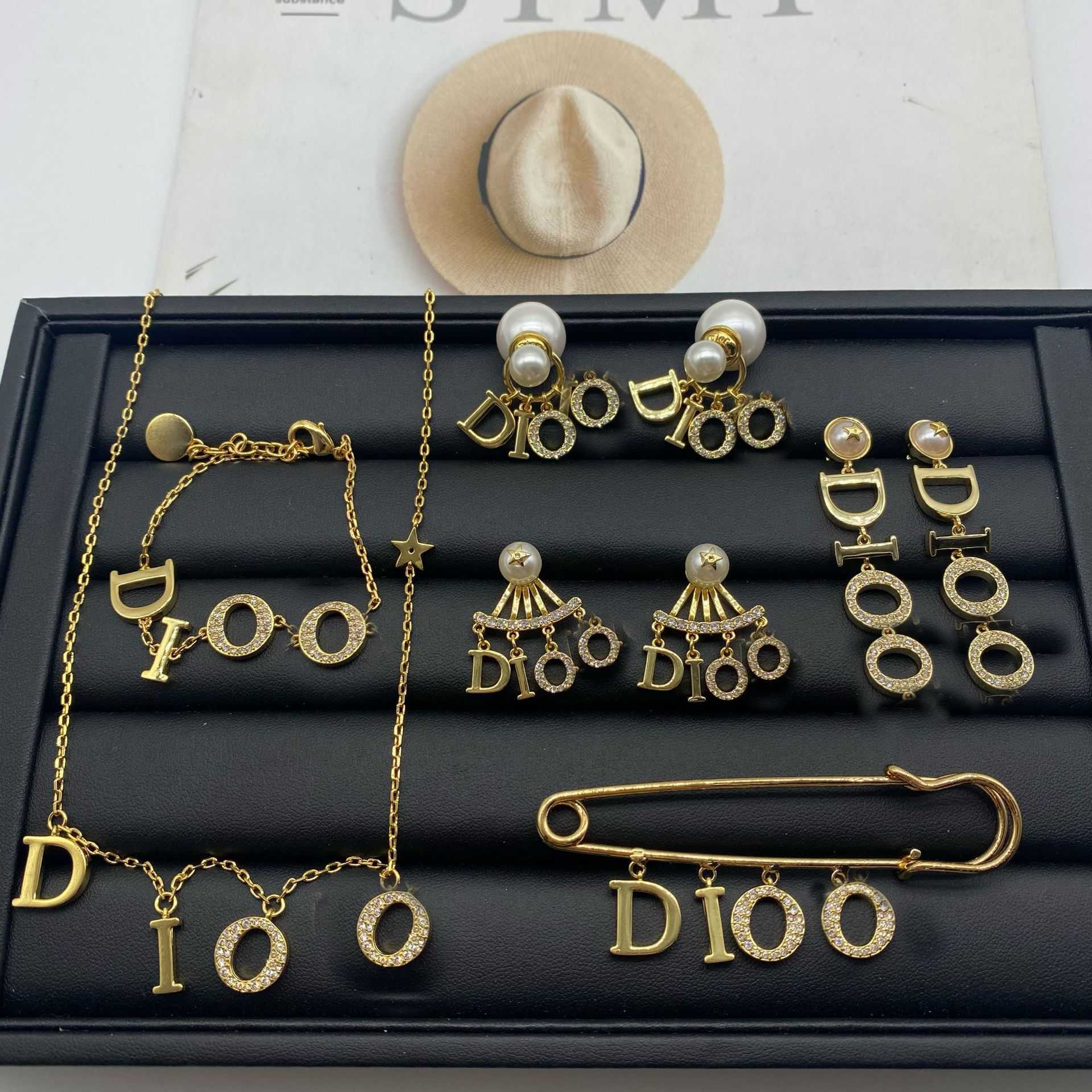 Di family star temperament bracelet necklace d family CD letter pearl light luxury net red Earrings female
Di family star temperament bracelet necklace d family CD letter pearl light luxury net red Earrings female