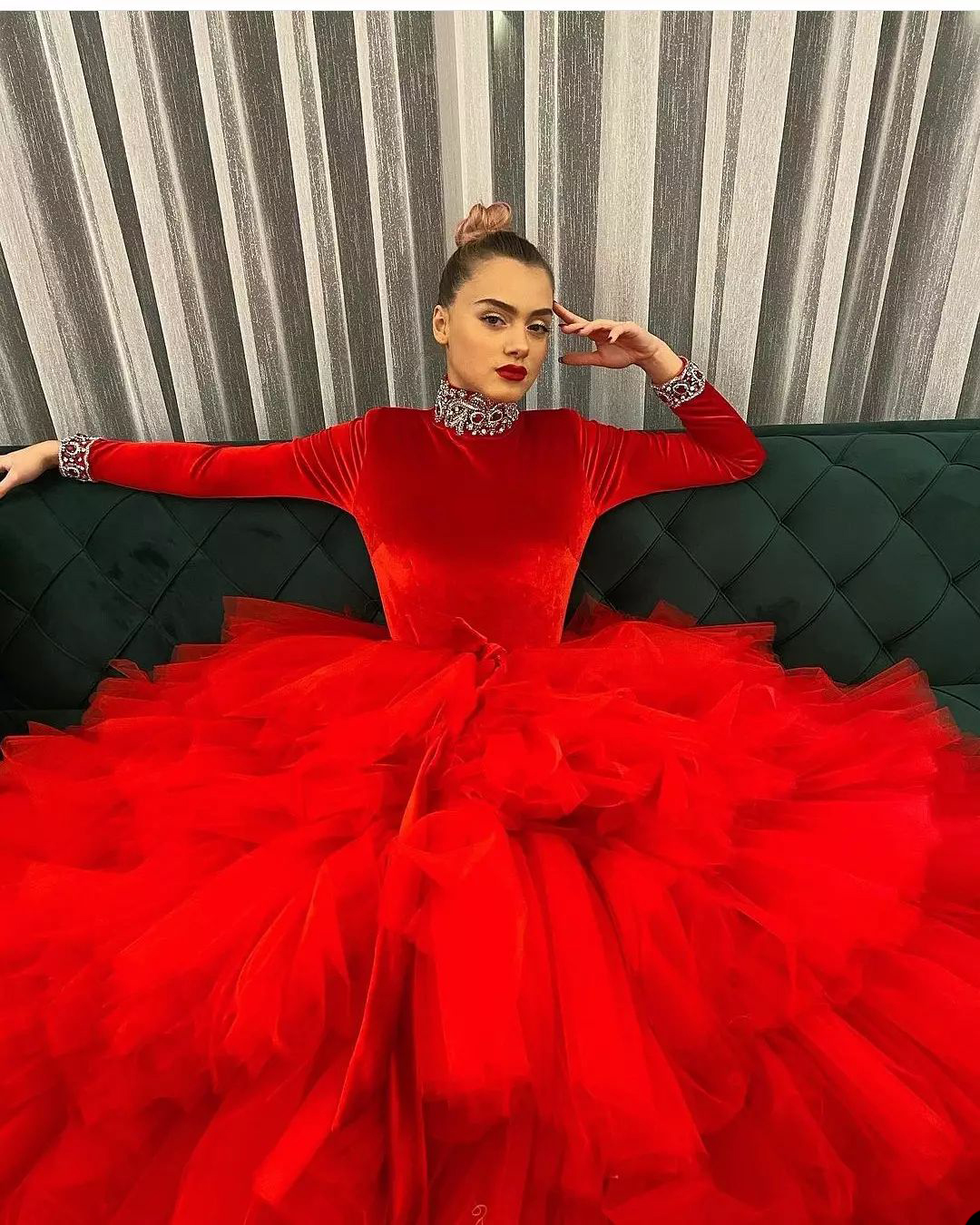 Red Velvet Ball Gown Wedding Dress Crystal Beading Long Sleeve Tiered Ruffles Bridal Gowns Sexy Hollow Back Bride robes de mariée