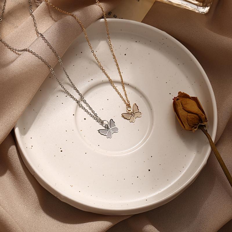 Butterfly Pendant Necklace European and American Creative retro simple alloy clavicle Necklace Gift for women
Butterfly Pendant Necklace European and American Creative retro simple alloy clavicle Necklace Gift for women