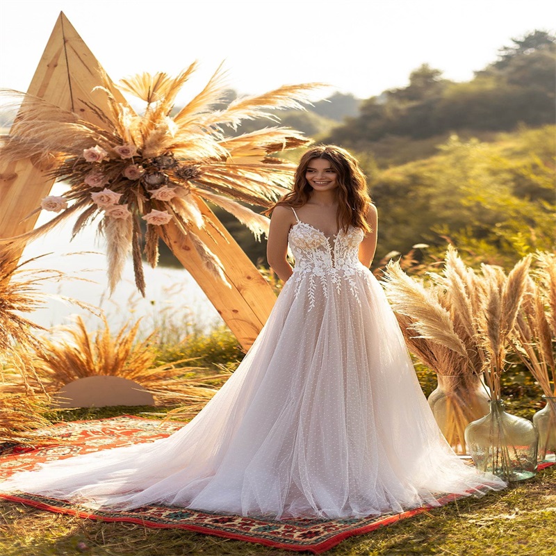 Sexy Beach Wedding Dresses Spaghetti Strap Bridal Gowns Dot Lace Appliqued Sweep Train Boho Custom Made Soft Tulle Vestido De Novia